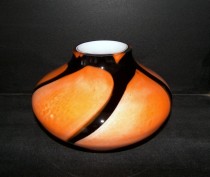 Váza nizka široká oranžovočierná 19cm.