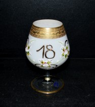 Výročné poháre 18. Jubilejný poháre biela, zdobená zlátením a kvetmi.